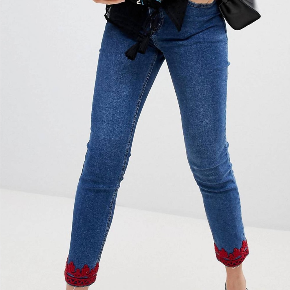 Jeans with red detail at the bottom